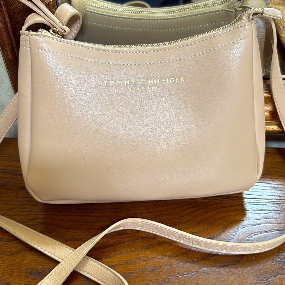 New Tommy Hilfiger tan crossbody purse with inside pocket. Tommy Hilfiger/front.